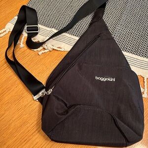 Baggallini Mini Crossbody Sling, Black